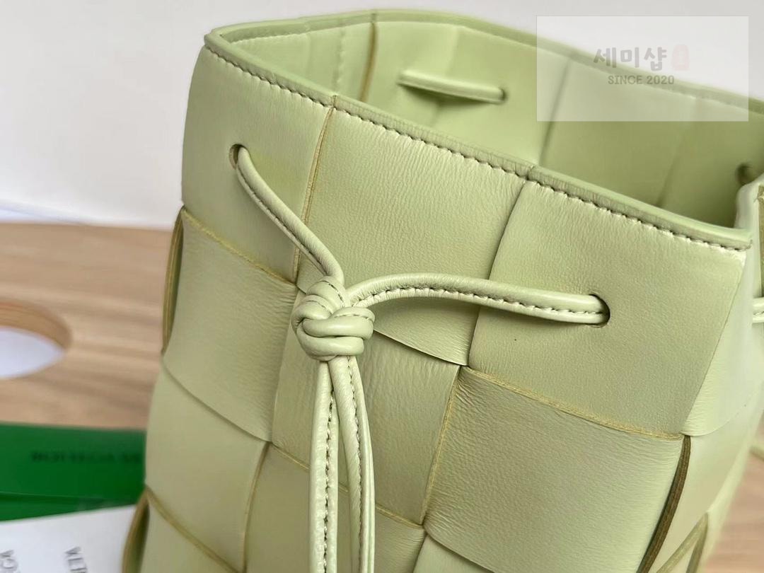 Bottega Veneta Bottega Veneta Cassette Crossbody Bucket Bag 50번 이미지