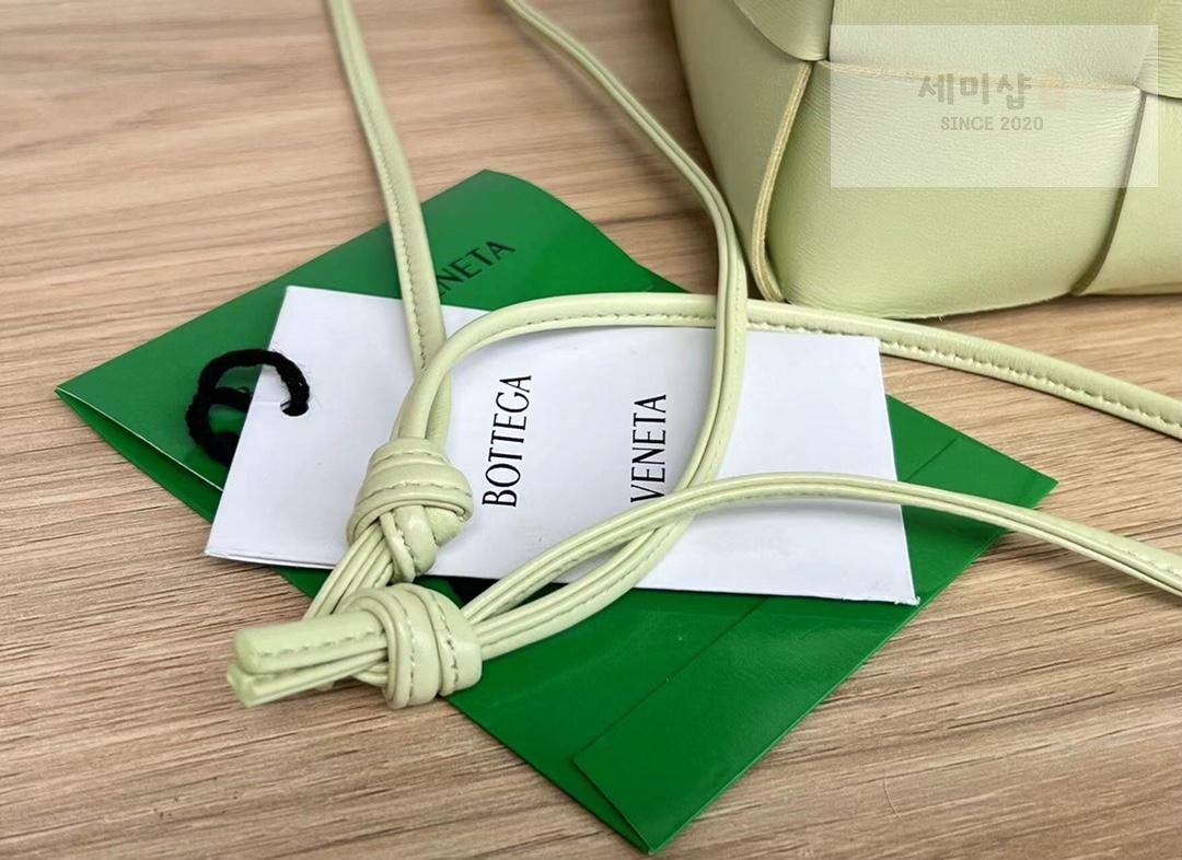 Bottega Veneta Bottega Veneta Cassette Crossbody Bucket Bag 51번 이미지