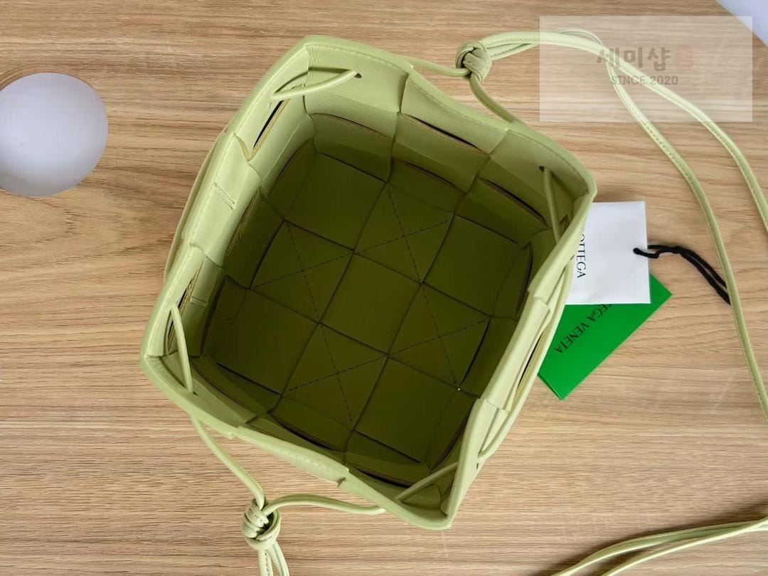 Bottega Veneta Bottega Veneta Cassette Crossbody Bucket Bag 52번 이미지
