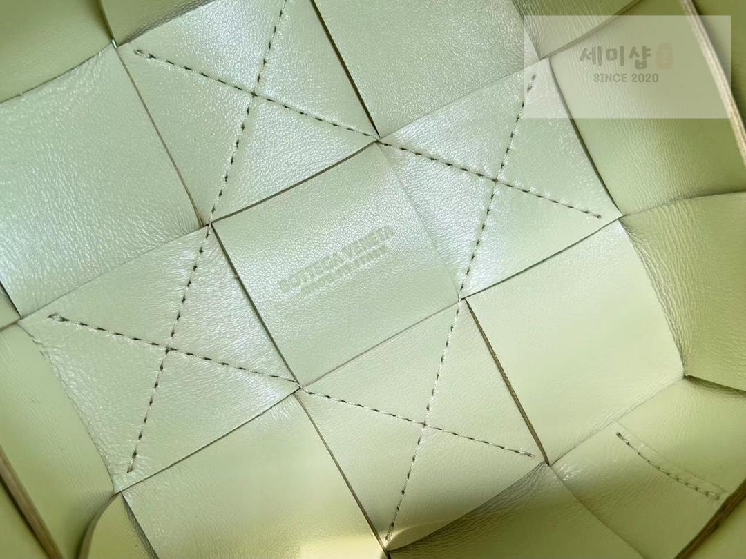 Bottega Veneta Bottega Veneta Cassette Crossbody Bucket Bag 53번 이미지