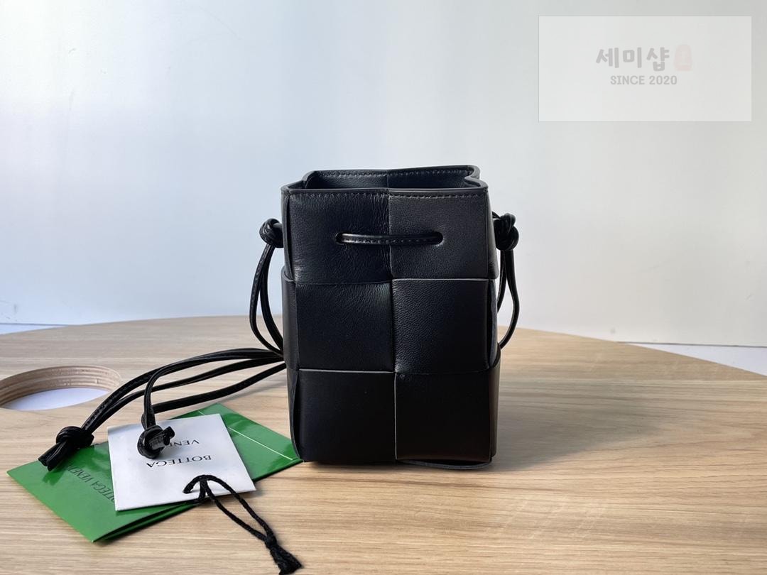 Bottega Veneta Bottega Veneta Cassette Crossbody Bucket Bag 66번 이미지
