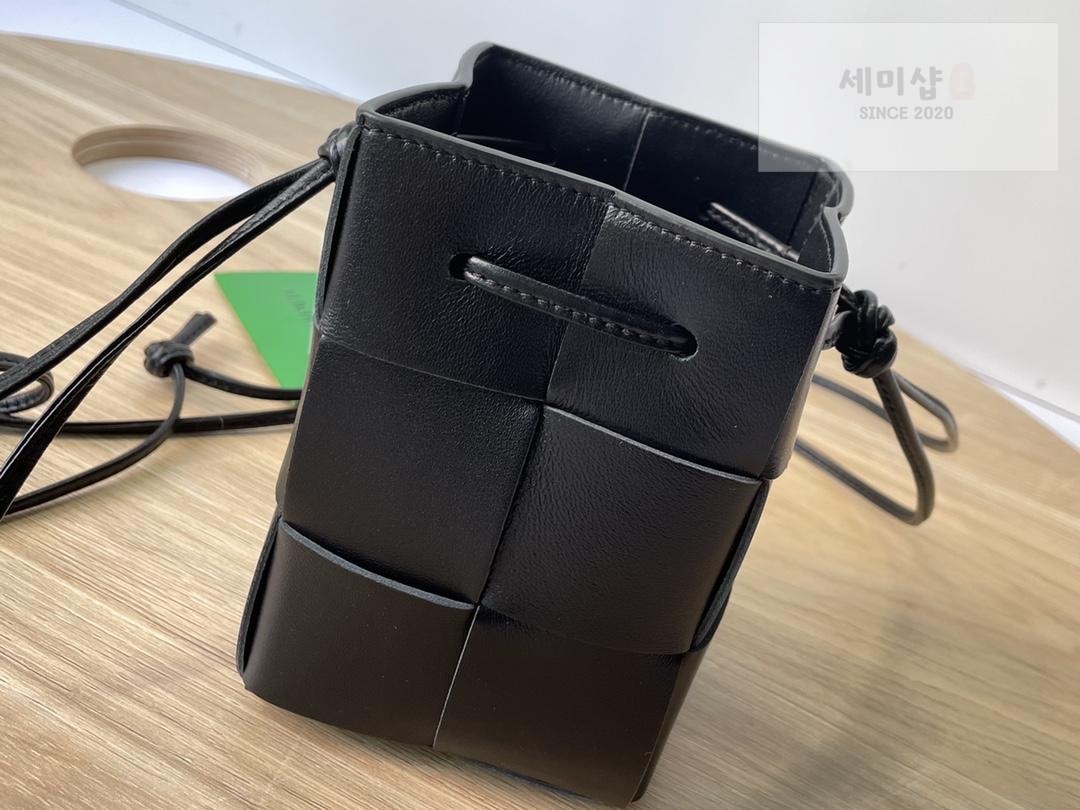 Bottega Veneta Bottega Veneta Cassette Crossbody Bucket Bag 54번 이미지