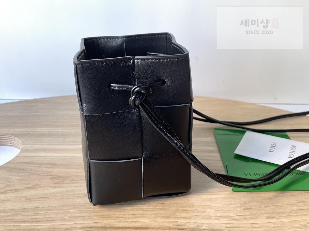 Bottega Veneta Bottega Veneta Cassette Crossbody Bucket Bag 55번 이미지