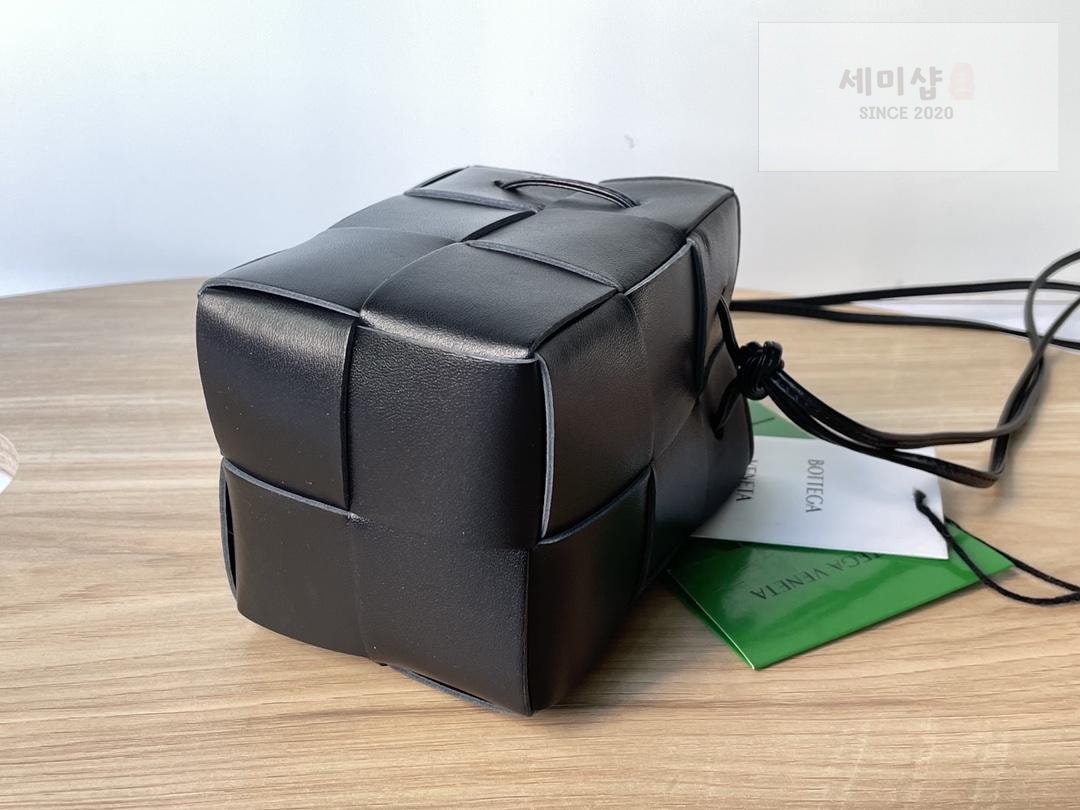 Bottega Veneta Bottega Veneta Cassette Crossbody Bucket Bag 56번 이미지