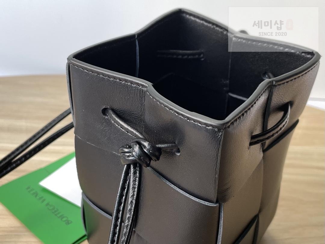 Bottega Veneta Bottega Veneta Cassette Crossbody Bucket Bag 57번 이미지