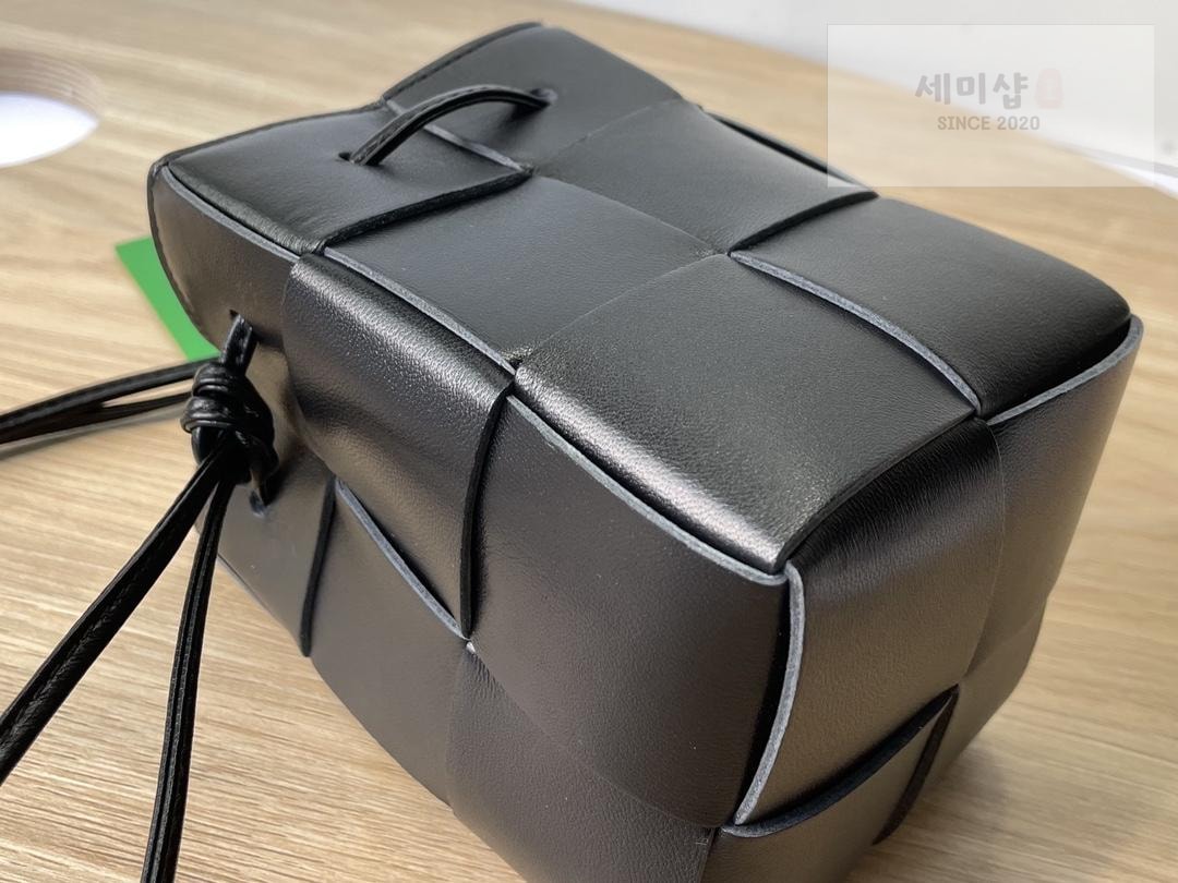 Bottega Veneta Bottega Veneta Cassette Crossbody Bucket Bag 58번 이미지