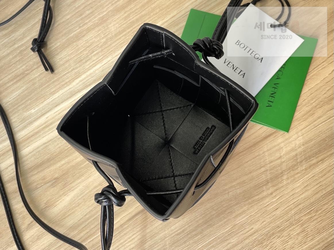 Bottega Veneta Bottega Veneta Cassette Crossbody Bucket Bag 60번 이미지