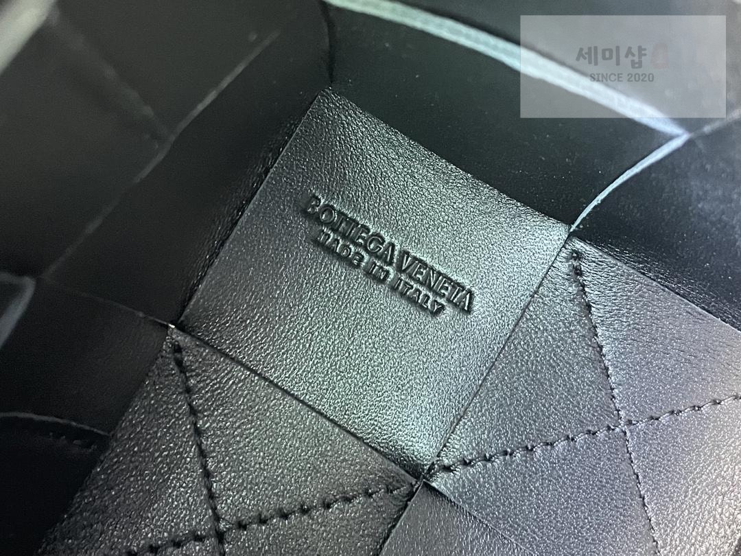 Bottega Veneta Bottega Veneta Cassette Crossbody Bucket Bag 62번 이미지