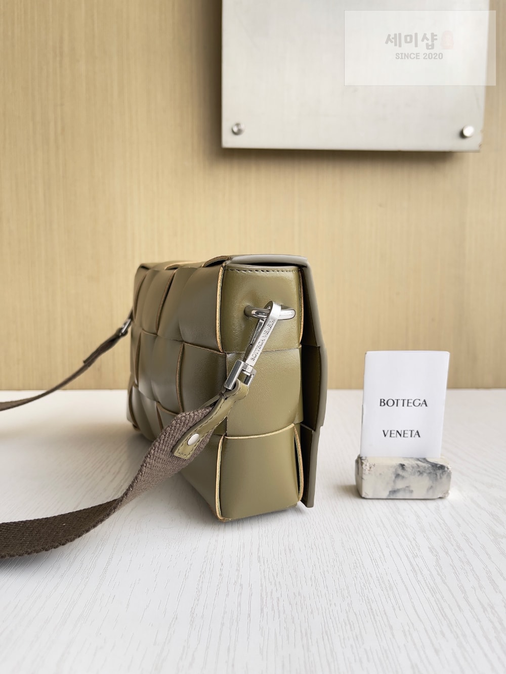 Bottega Veneta Bottega Veneta Cassette With Versatile Strap Bag 2번 이미지
