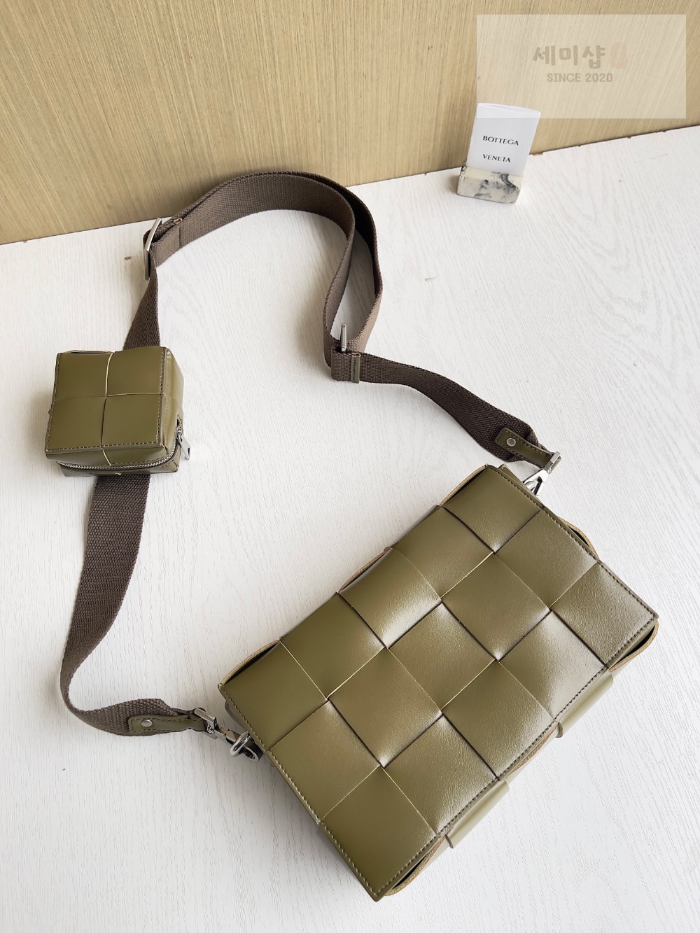 Bottega Veneta Bottega Veneta Cassette With Versatile Strap Bag 3번 이미지