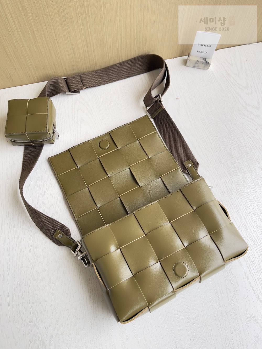 Bottega Veneta Bottega Veneta Cassette With Versatile Strap Bag 4번 이미지