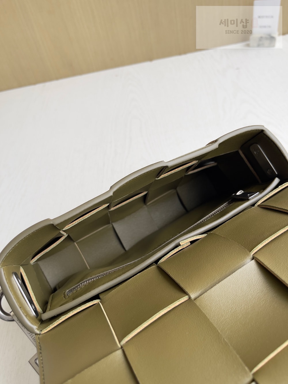 Bottega Veneta Bottega Veneta Cassette With Versatile Strap Bag 8번 이미지