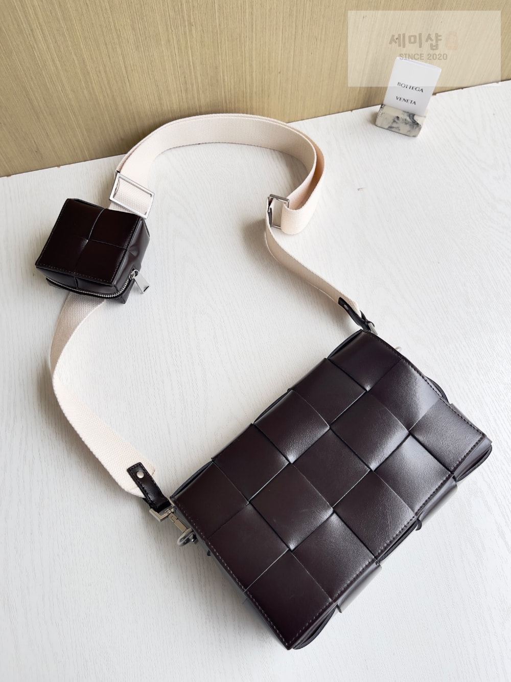 Bottega Veneta Bottega Veneta Cassette With Versatile Strap Bag 4번 이미지