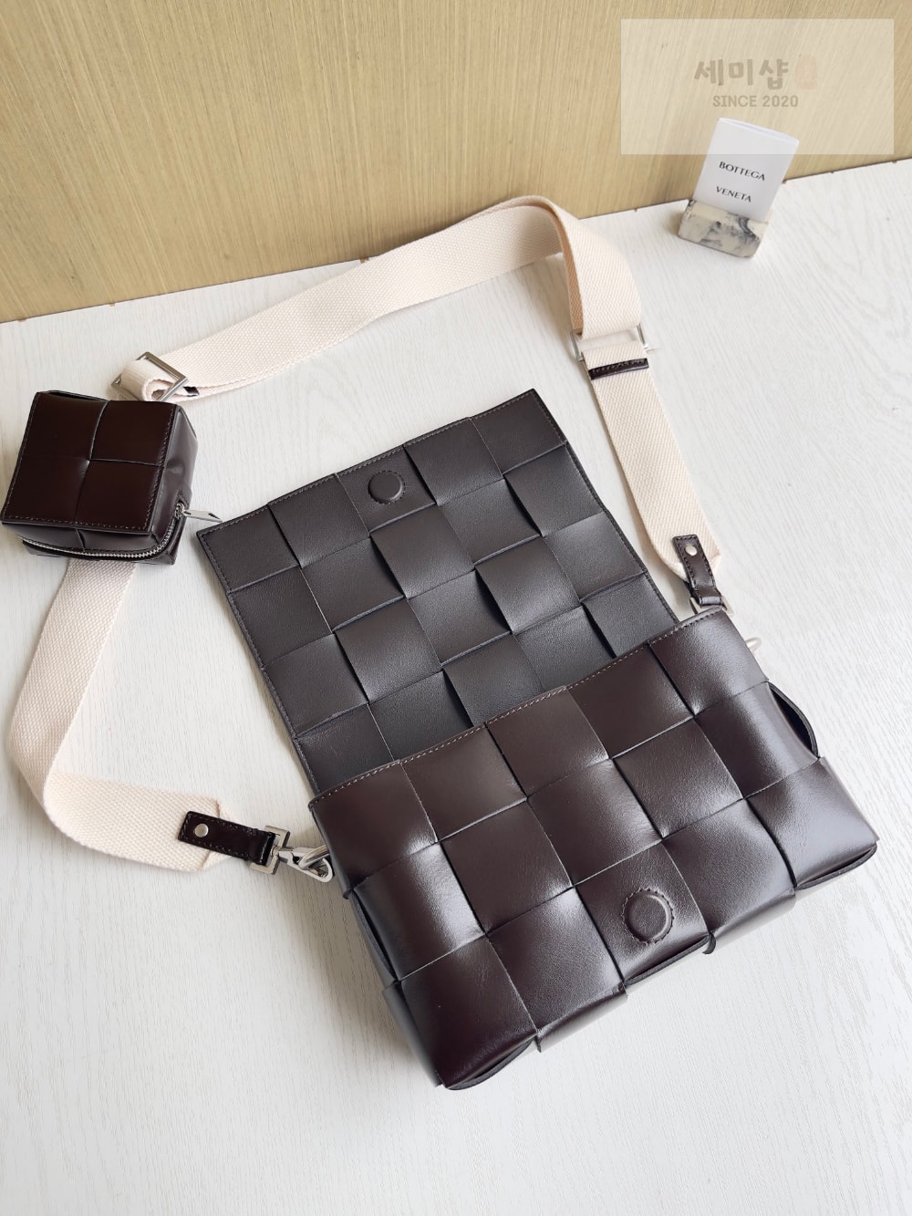 Bottega Veneta Bottega Veneta Cassette With Versatile Strap Bag 5번 이미지