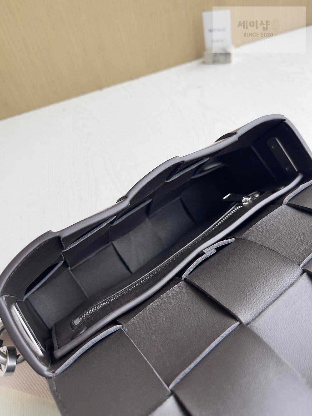 Bottega Veneta Bottega Veneta Cassette With Versatile Strap Bag 6번 이미지