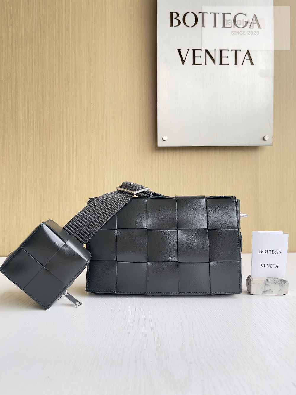 Bottega Veneta Bottega Veneta Cassette With Versatile Strap Bag 1번 이미지