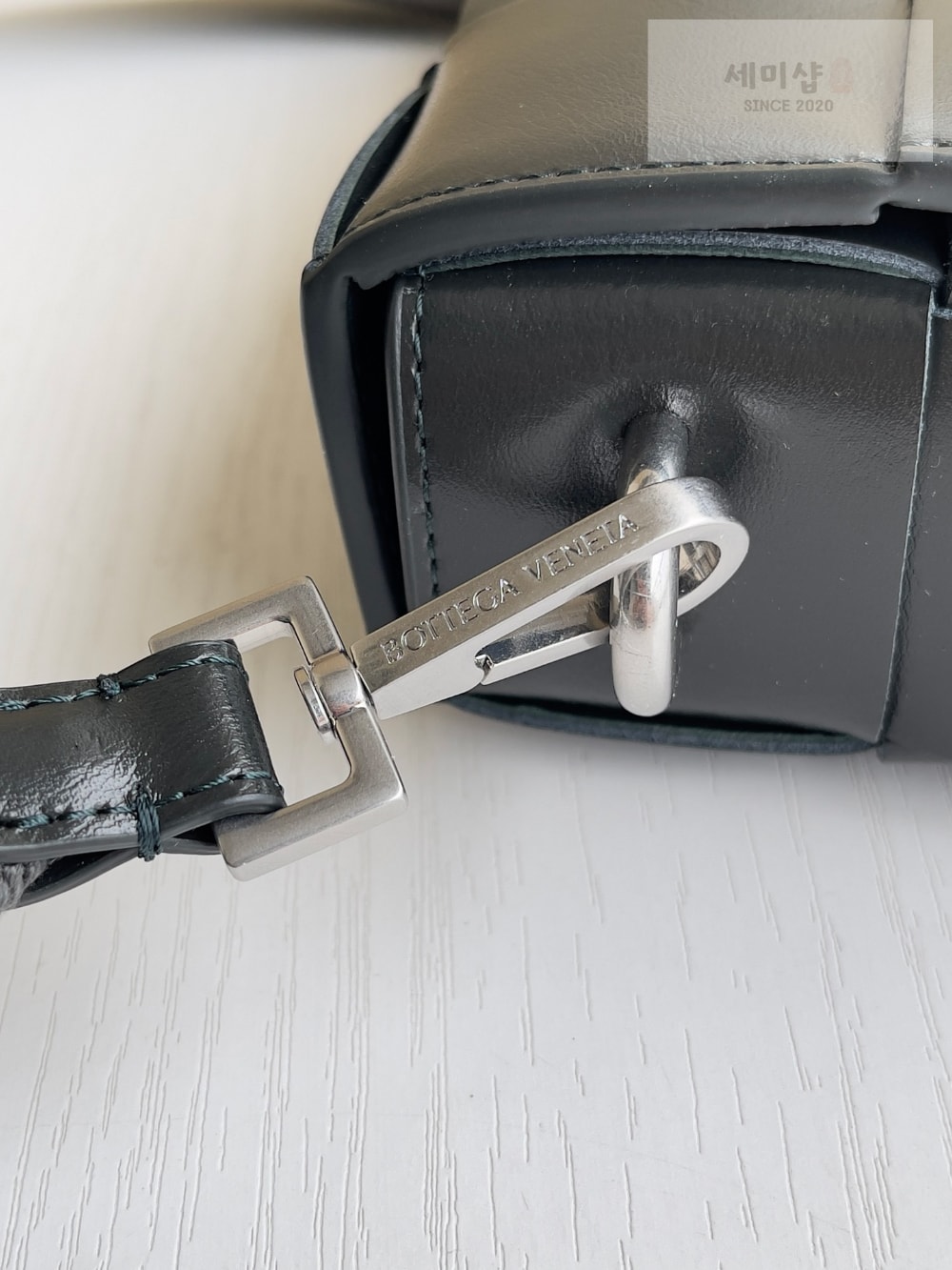 Bottega Veneta Bottega Veneta Cassette With Versatile Strap Bag 4번 이미지