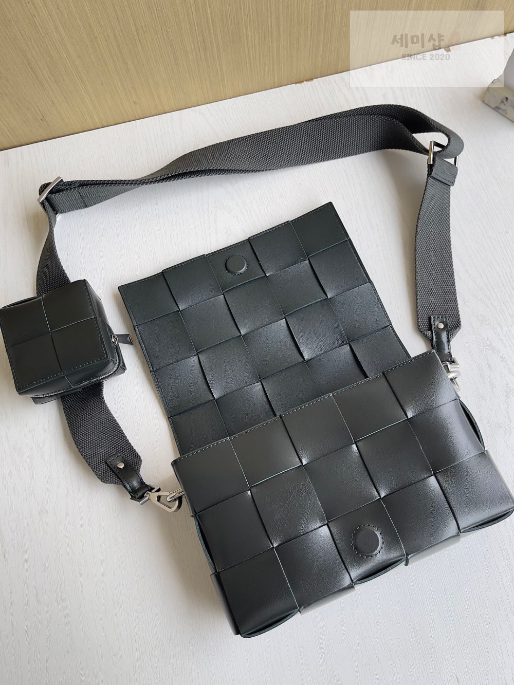 Bottega Veneta Bottega Veneta Cassette With Versatile Strap Bag 6번 이미지