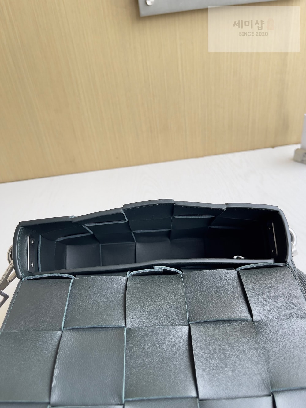 Bottega Veneta Bottega Veneta Cassette With Versatile Strap Bag 7번 이미지