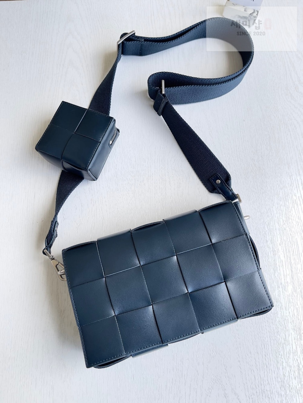 Bottega Veneta Bottega Veneta Cassette With Versatile Strap Bag 4번 이미지