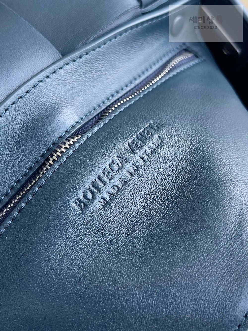 Bottega Veneta Bottega Veneta Cassette With Versatile Strap Bag 8번 이미지