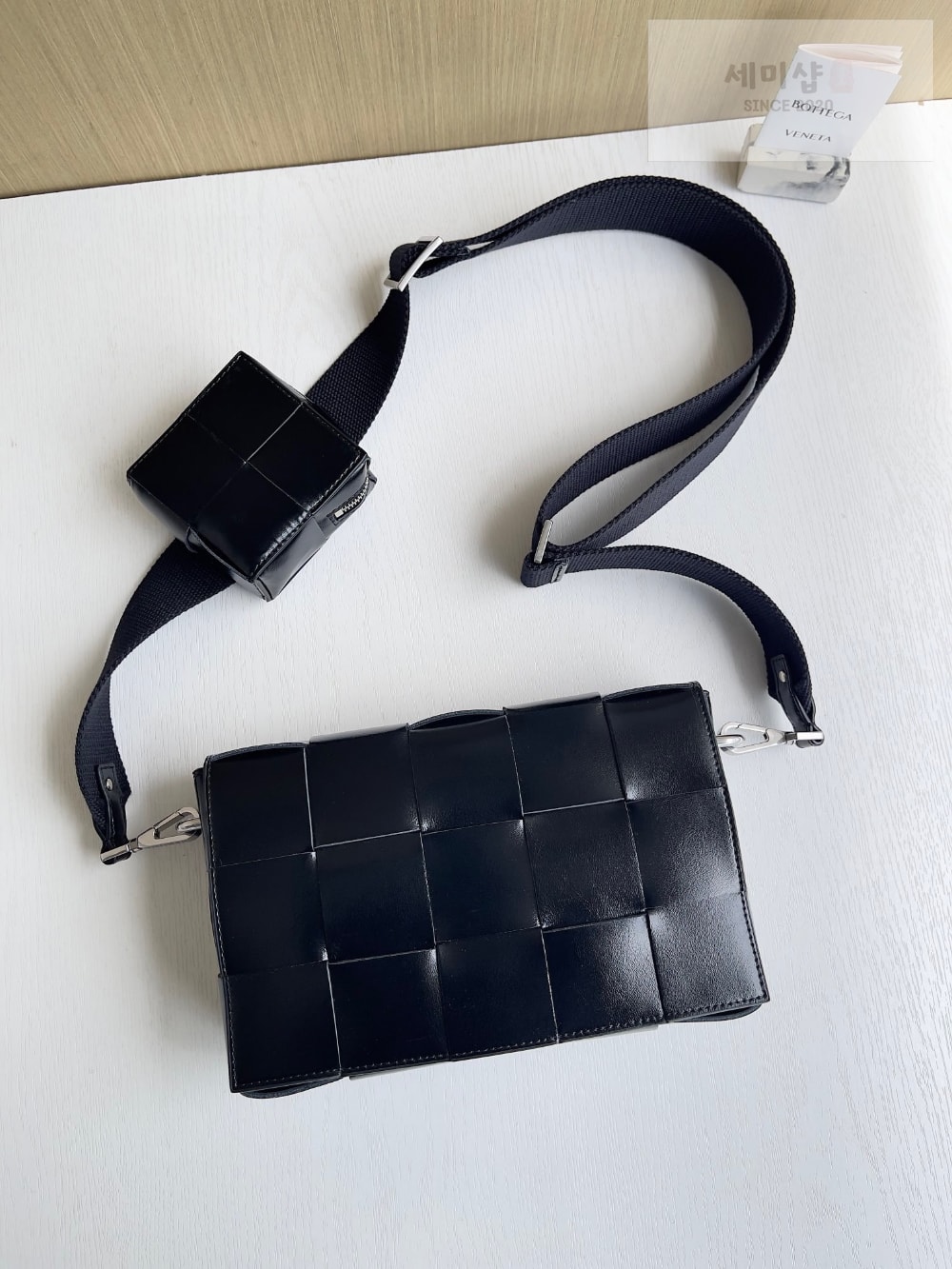 Bottega Veneta Bottega Veneta Cassette With Versatile Strap Bag 4번 이미지