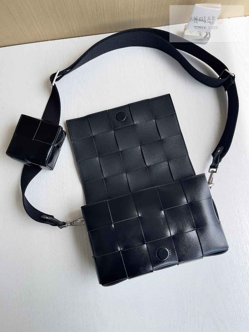 Bottega Veneta Bottega Veneta Cassette With Versatile Strap Bag 6번 이미지
