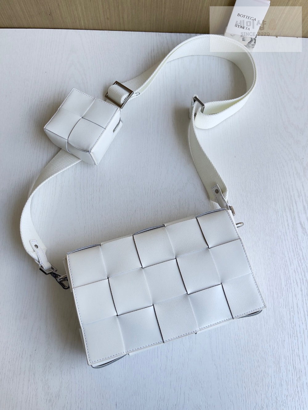 Bottega Veneta Bottega Veneta Cassette With Versatile Strap Bag 4번 이미지