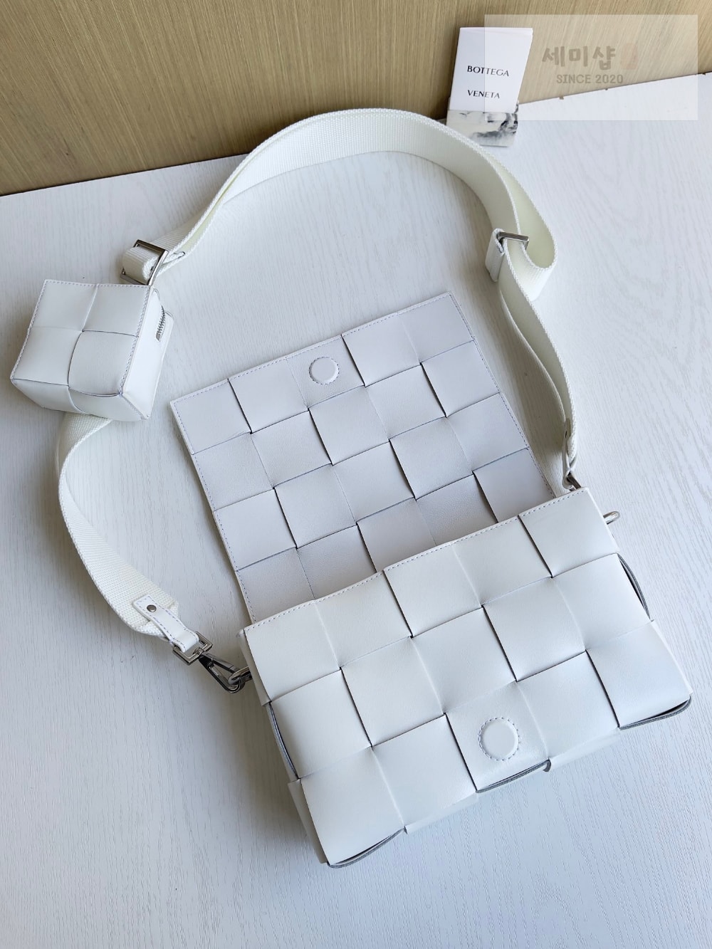 Bottega Veneta Bottega Veneta Cassette With Versatile Strap Bag 9번 이미지