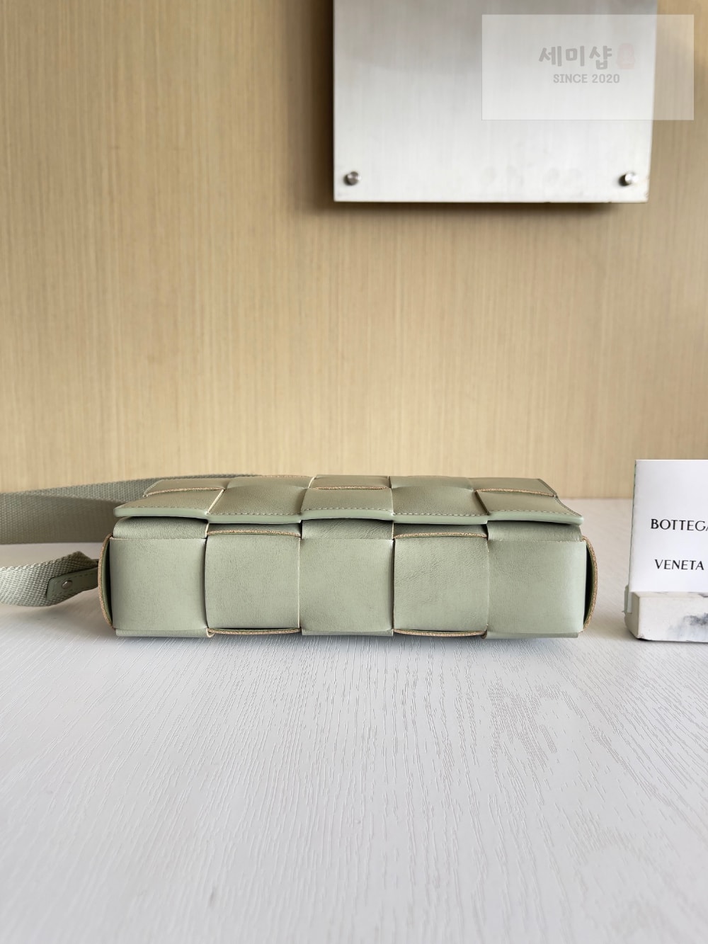 Bottega Veneta Bottega Veneta Cassette With Versatile Strap Bag 3번 이미지