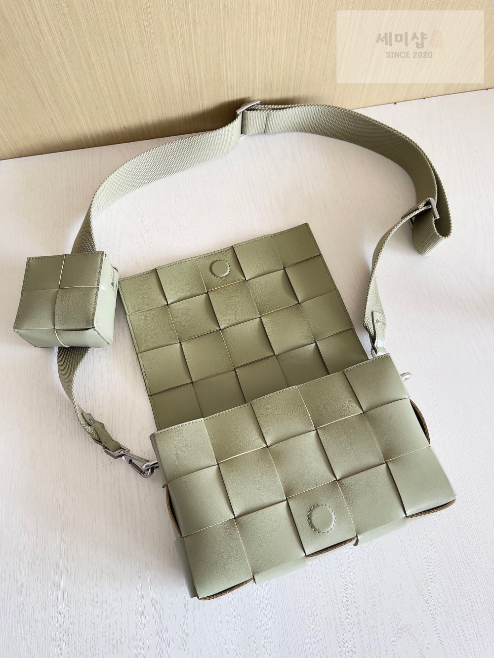 Bottega Veneta Bottega Veneta Cassette With Versatile Strap Bag 4번 이미지