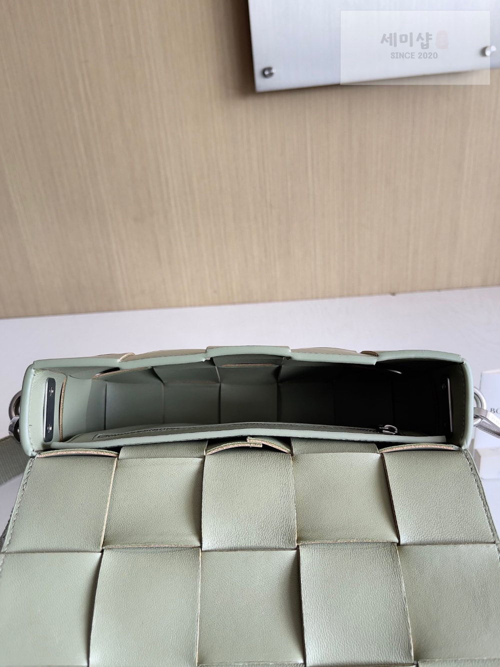 Bottega Veneta Bottega Veneta Cassette With Versatile Strap Bag 5번 이미지