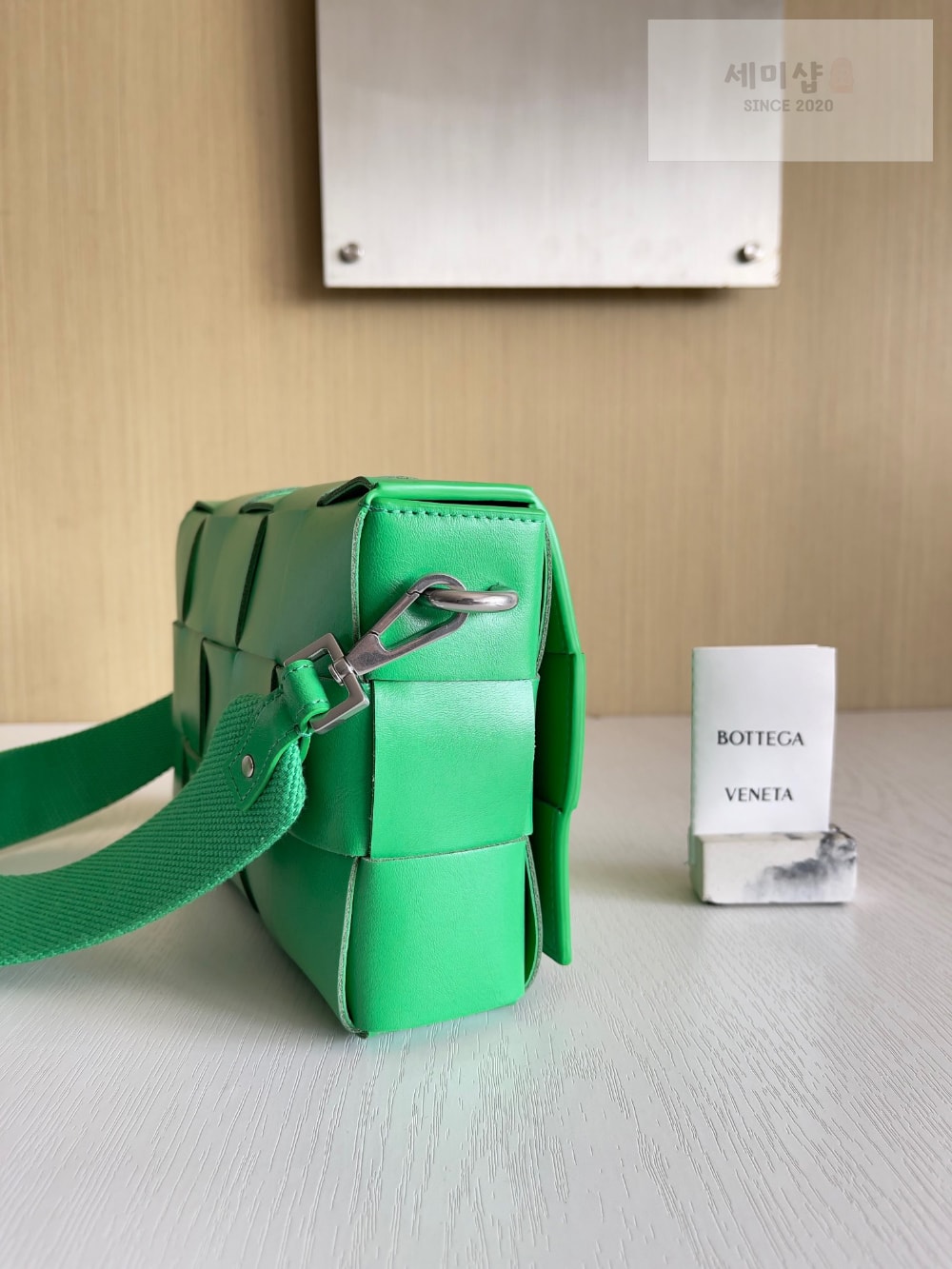 Bottega Veneta Bottega Veneta Cassette With Versatile Strap Bag 2번 이미지