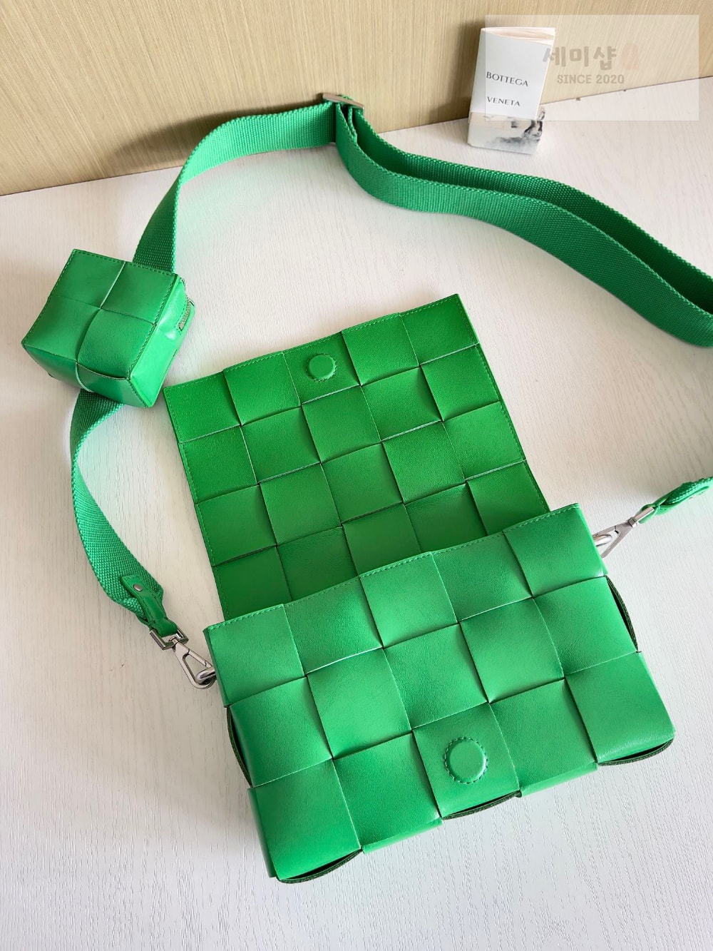 Bottega Veneta Bottega Veneta Cassette With Versatile Strap Bag 5번 이미지