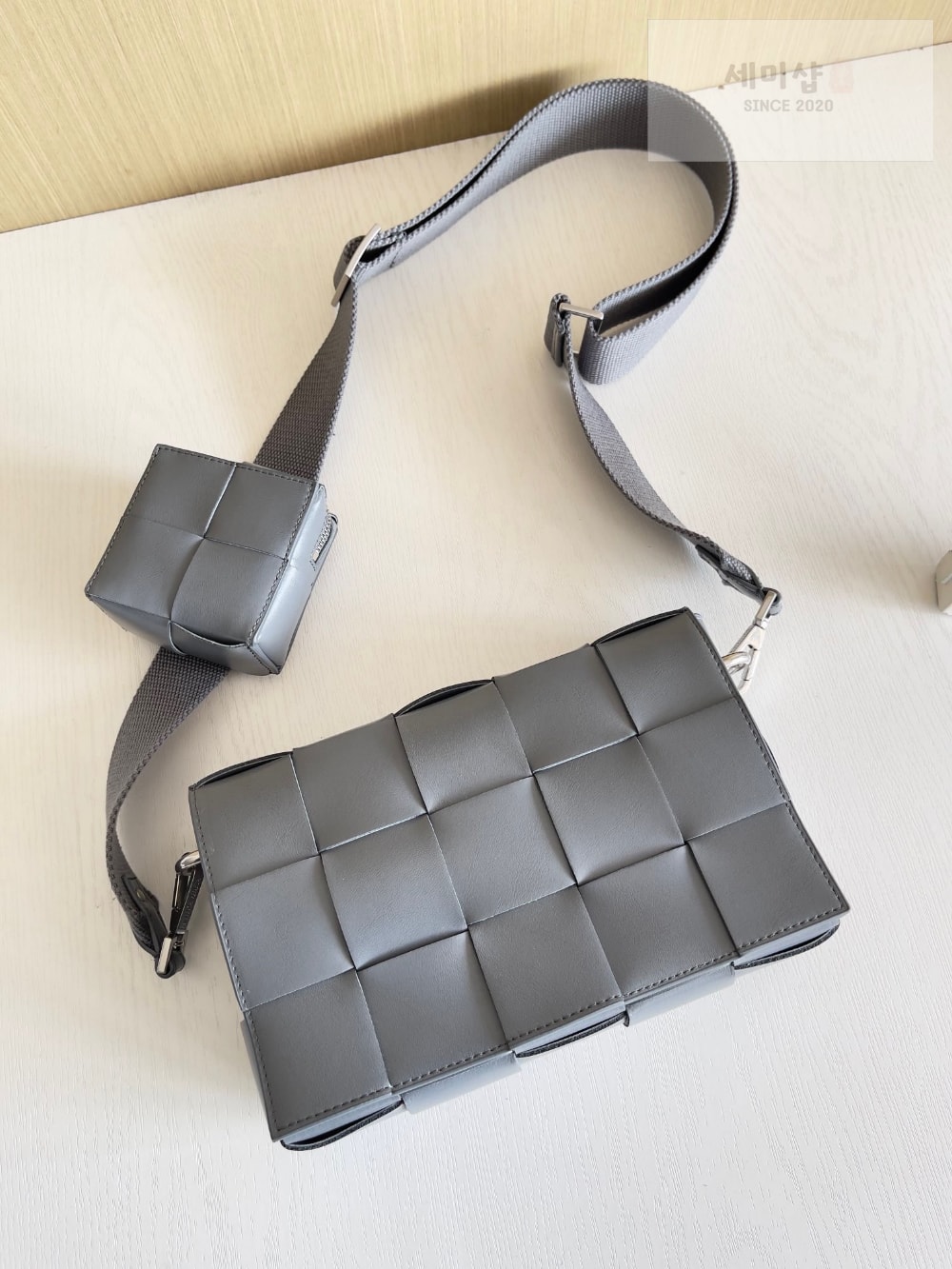 Bottega Veneta Bottega Veneta Cassette With Versatile Strap Bag 5번 이미지