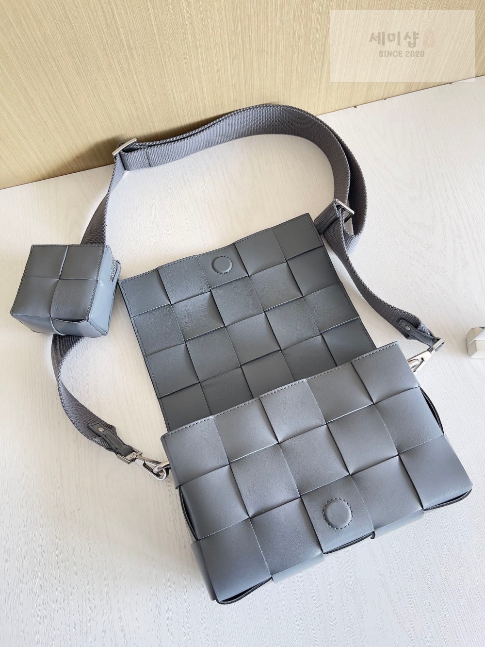 Bottega Veneta Bottega Veneta Cassette With Versatile Strap Bag 6번 이미지