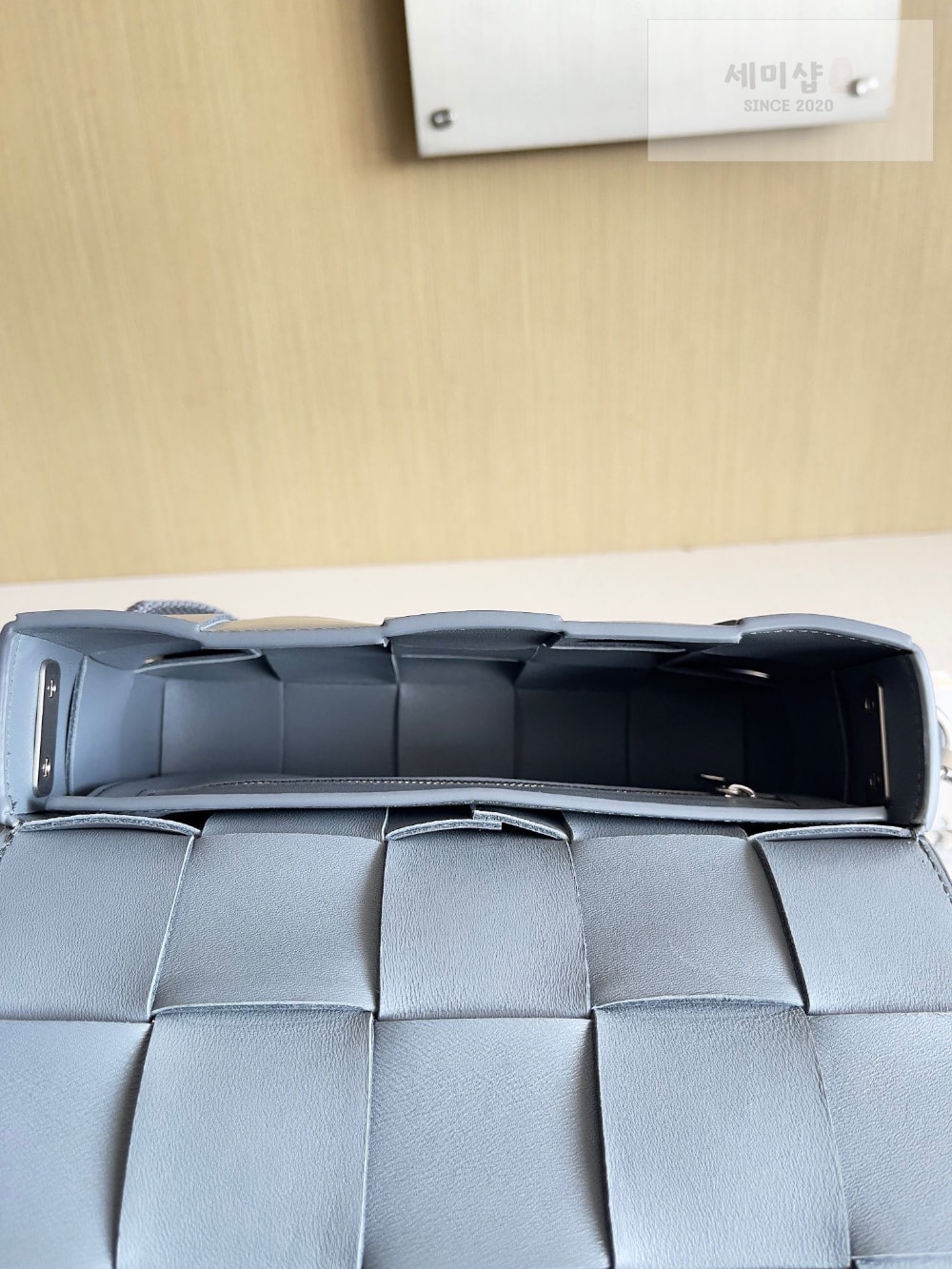 Bottega Veneta Bottega Veneta Cassette With Versatile Strap Bag 8번 이미지