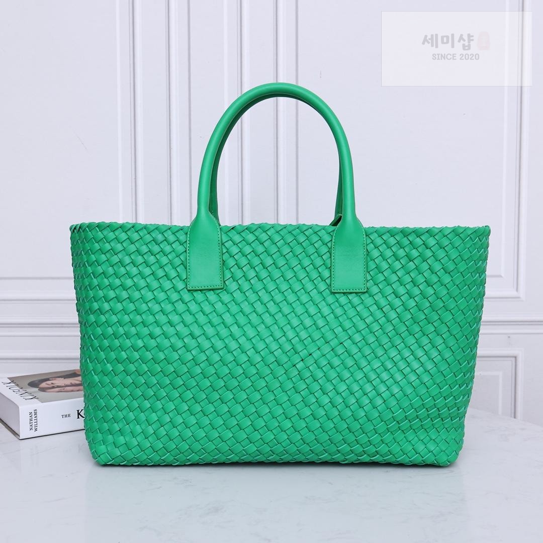 Bottega Veneta Bottega Veneta Cava Medium Bag 52번 이미지