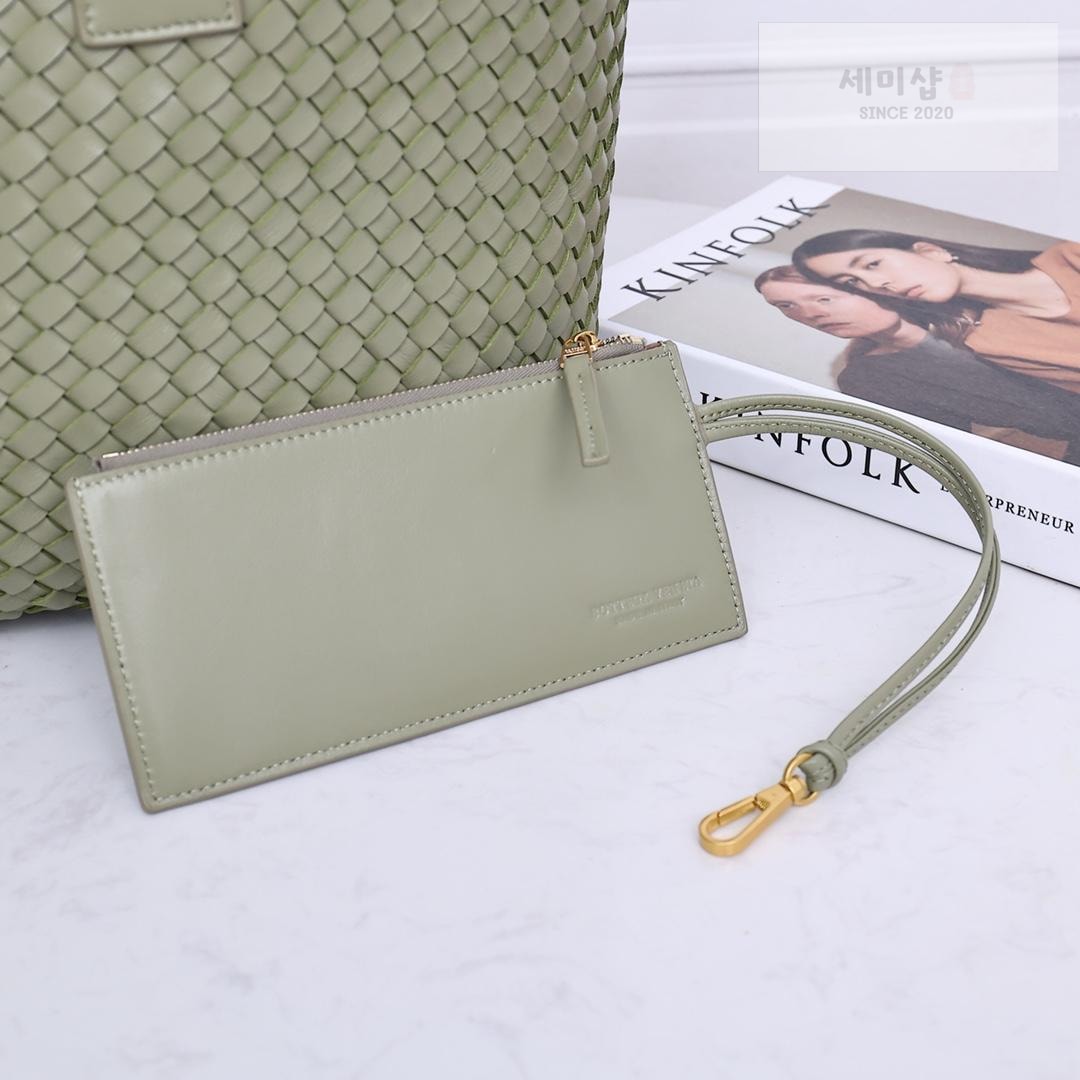 Bottega Veneta Bottega Veneta Cava Medium Bag 30번 이미지