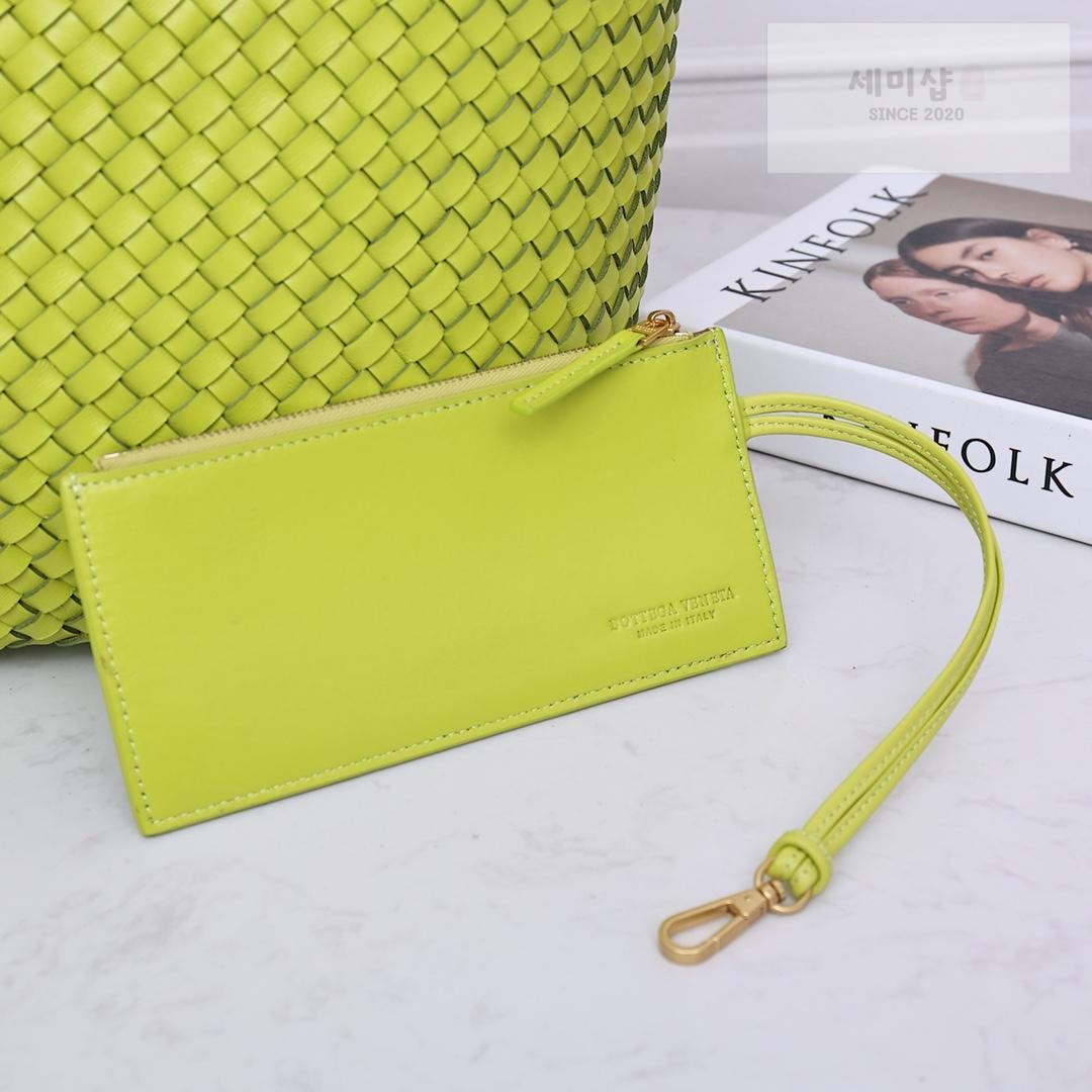 Bottega Veneta Bottega Veneta Cava Medium Bag 42번 이미지