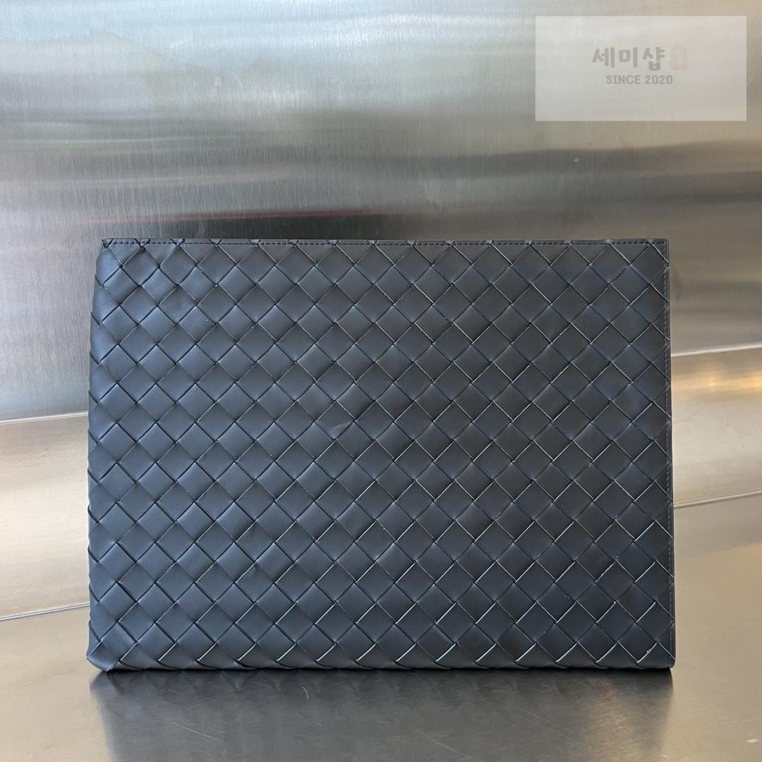 Bottega Veneta Bottega Veneta Intrecciato Half Zip Pouch Bag 1번 이미지
