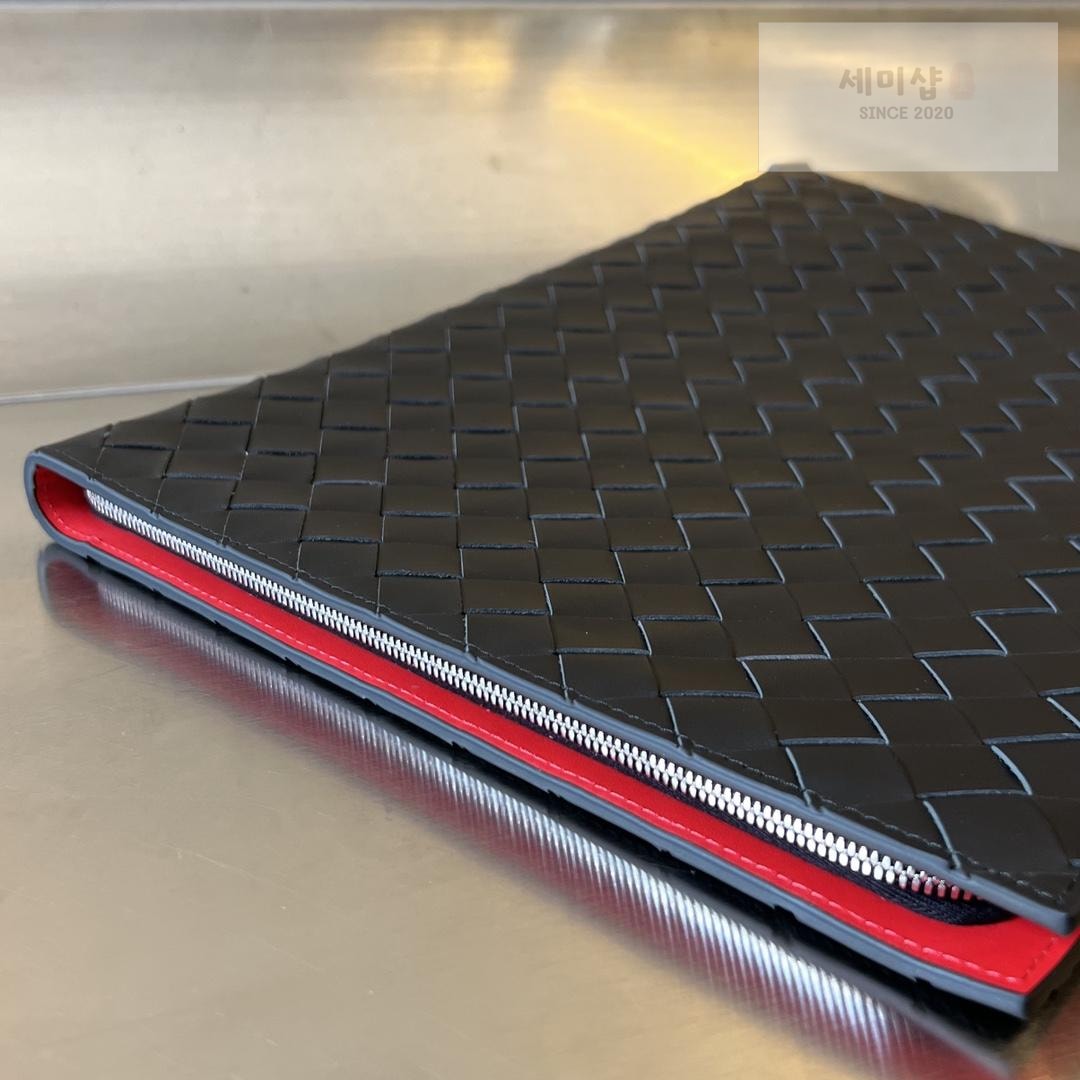 Bottega Veneta Bottega Veneta Intrecciato Half Zip Pouch Bag 39번 이미지
