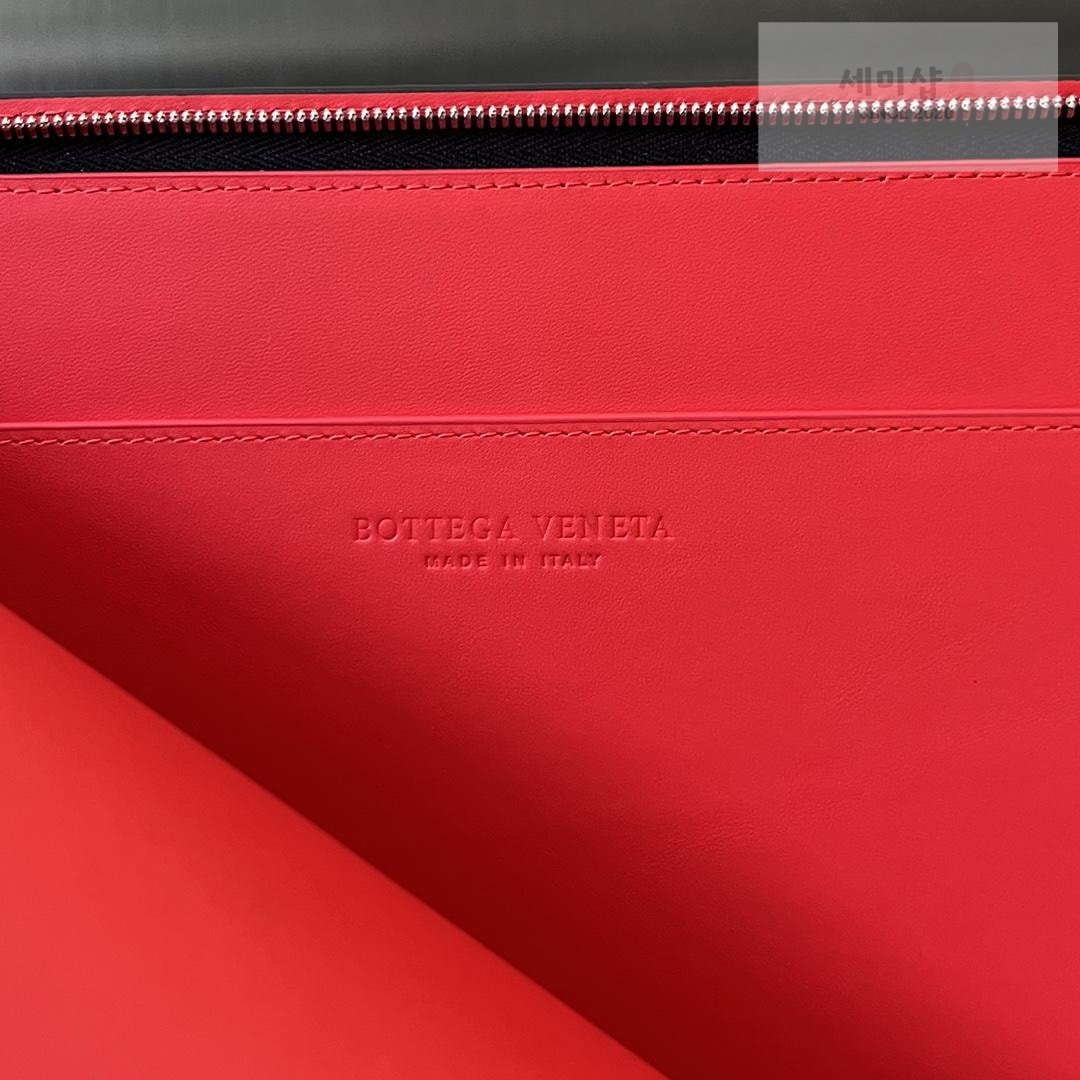 Bottega Veneta Bottega Veneta Intrecciato Half Zip Pouch Bag 4번 이미지