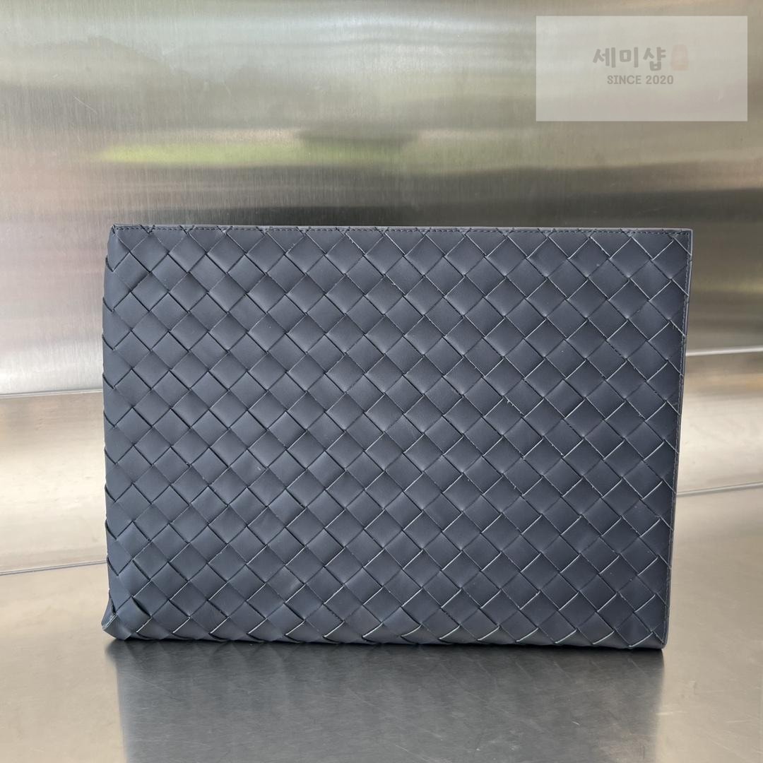 Bottega Veneta Bottega Veneta Intrecciato Half Zip Pouch Bag 5번 이미지