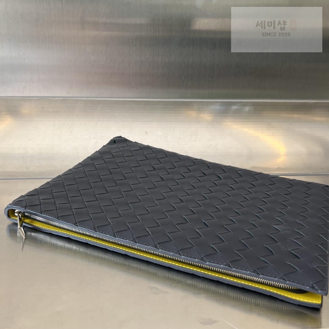 Bottega Veneta Bottega Veneta Intrecciato Half Zip Pouch Bag 6번 이미지