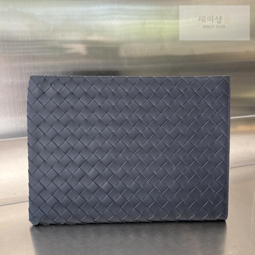 Bottega Veneta Bottega Veneta Intrecciato Half Zip Pouch Bag 10번 이미지