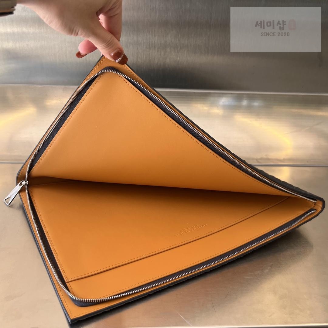 Bottega Veneta Bottega Veneta Intrecciato Half Zip Pouch Bag 12번 이미지