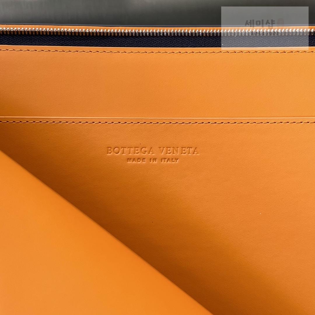 Bottega Veneta Bottega Veneta Intrecciato Half Zip Pouch Bag 13번 이미지