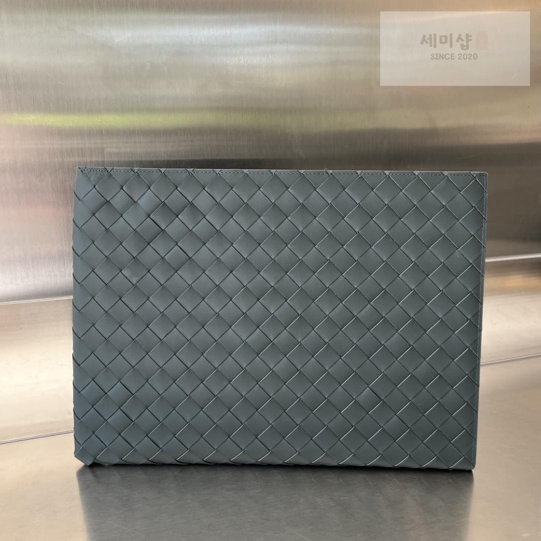 Bottega Veneta Bottega Veneta Intrecciato Half Zip Pouch Bag 15번 이미지