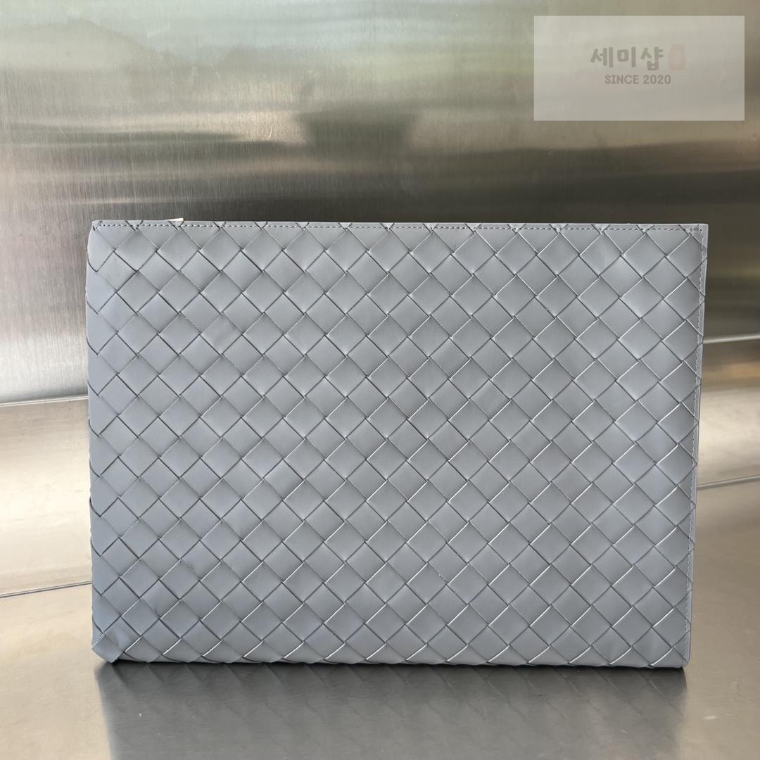 Bottega Veneta Bottega Veneta Intrecciato Half Zip Pouch Bag 24번 이미지